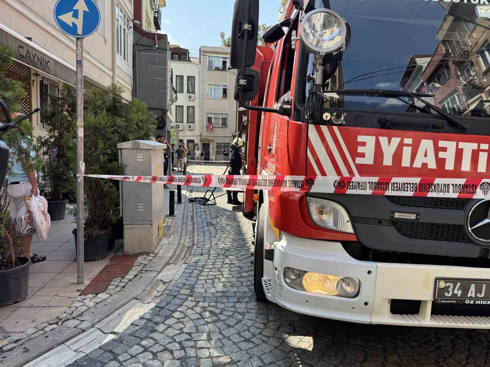 Beşiktaş’ta 3 katlı binada yangın paniği