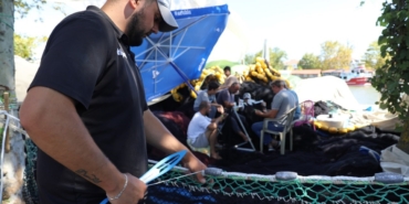 Palamuttan ümidini kesen balıkçılar, ağlarını hamsi için onardı