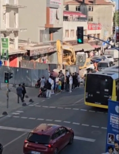 Arnavutköy’de motokurye bariyerleri yıkıp inşaat alanına daldı