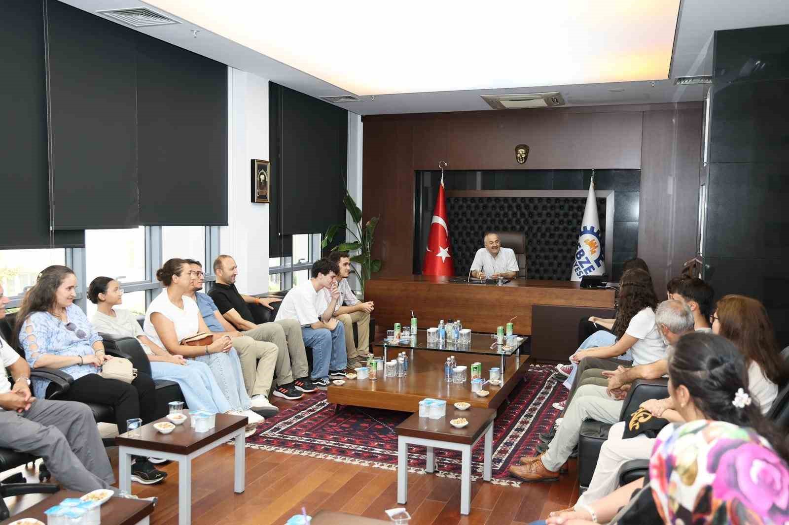 Başkan Büyükgöz, YKS’de ilk bine giren öğrencileri ağırladı