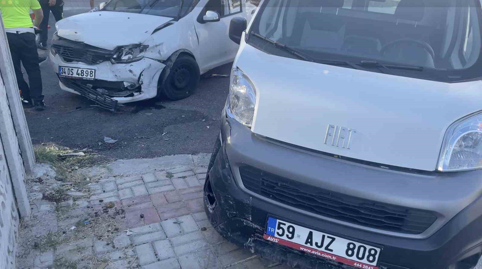 Tekirdağ’da otomobil hafif ticari araçla kafa kafaya çarpıştı: 1 yaralı