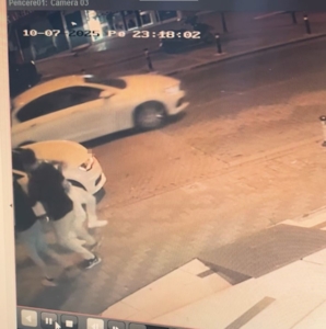 Kartal’da kaldırımda yürüyen adama yumrukla saldırdılar