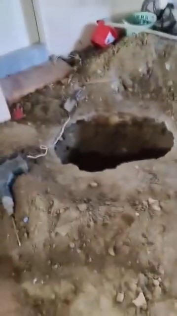 Eve girdiğinde gördüklerine inanamadı: Miras kavgası, define aramaya döndü