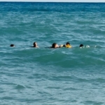 Arnavutköy’de denize giren kişi son anda ölümden döndü