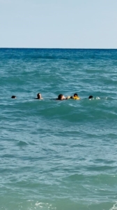 Arnavutköy’de denize giren kişi son anda ölümden döndü