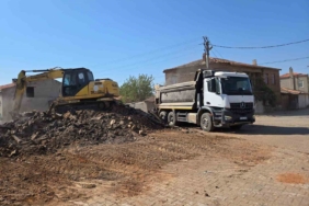 Orman yangınında hasar alan binaların enkazları bir bir kaldırılıyor