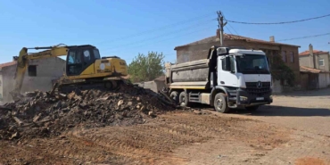 Orman yangınında hasar alan binaların enkazları bir bir kaldırılıyor