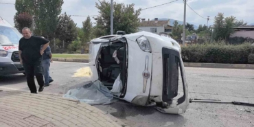 Kontrolden çıkan araç taklalar attı, 2 kişi yaralandı