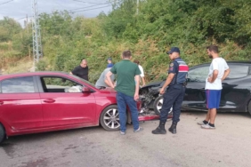 Otomobiller çarpıştı: 4 yaralı