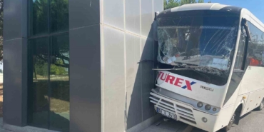 İşçi servisi direğe çarptı: 16 yaralı