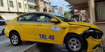 Freni boşalan ticari taksi bir binanın korkuluklarına çarparak durabildi