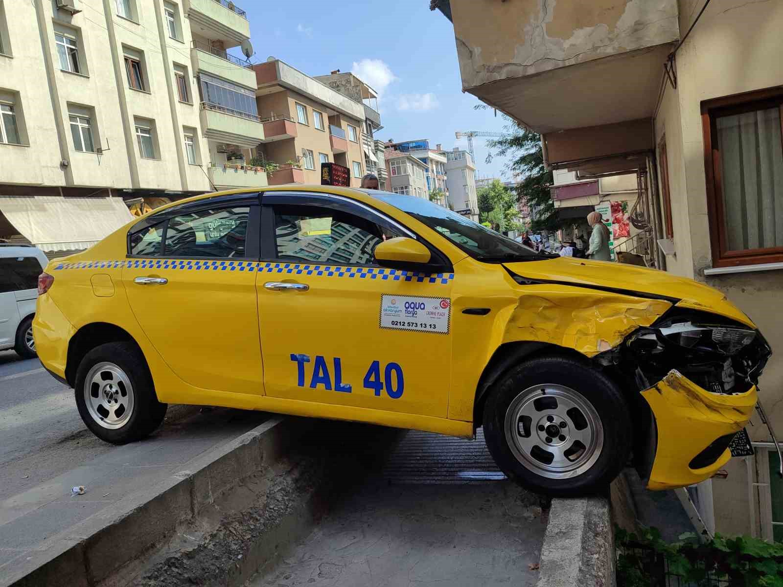 Freni boşalan ticari taksi bir binanın korkuluklarına çarparak durabildi