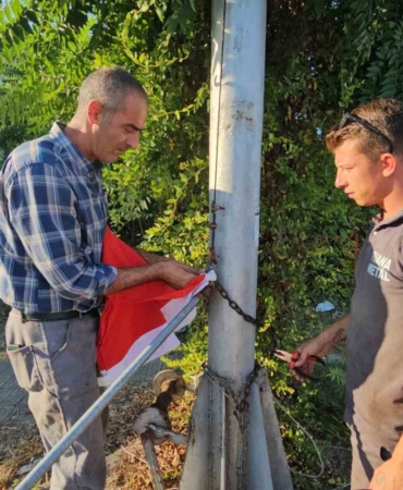 Bayrak direğinin boş kalmasına gönlü el vermedi