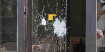 Bahçe mobilyaları satan iş yerine tüfekli saldırı