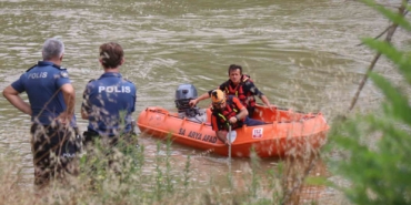 Sakarya Nehri’ne düştüğü iddia edilen 22 yaşındaki genç aranıyor