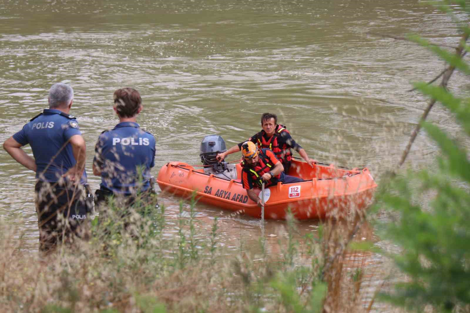 Sakarya Nehri’ne düştüğü iddia edilen 22 yaşındaki genç aranıyor