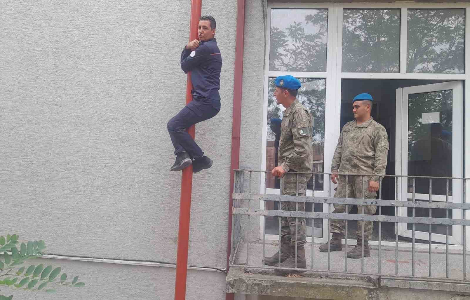 Askeri personele yangın tatbikatı