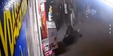 Adamların kavgasına kadın da tekme ile karıştı