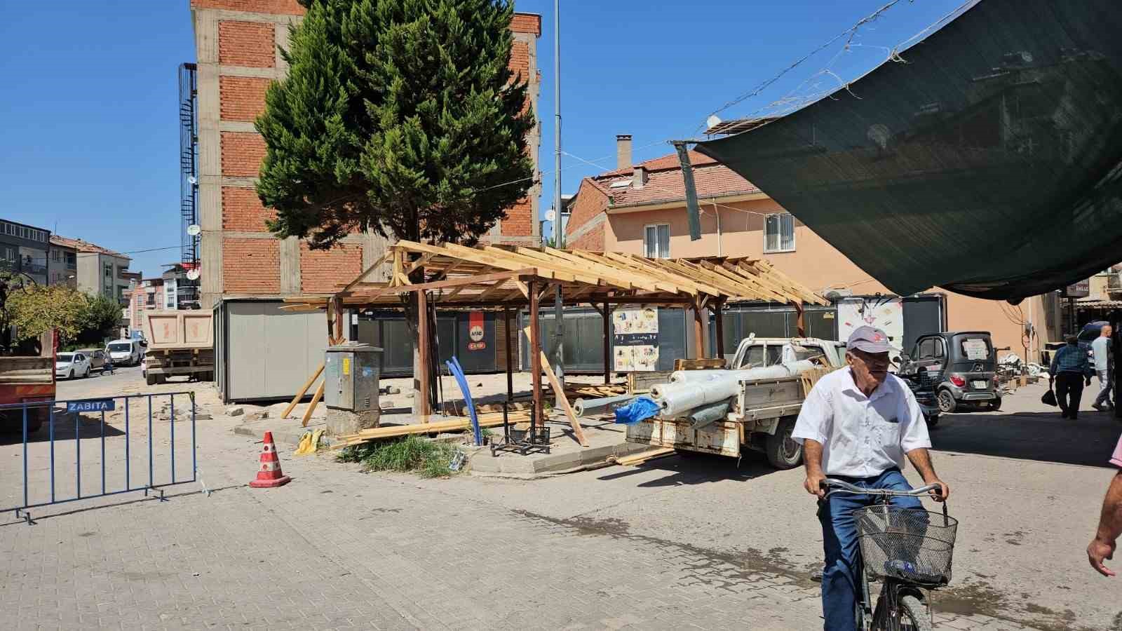 Sındırgı’da depremzede esnaflar için konteyner çarşı kuruluyor