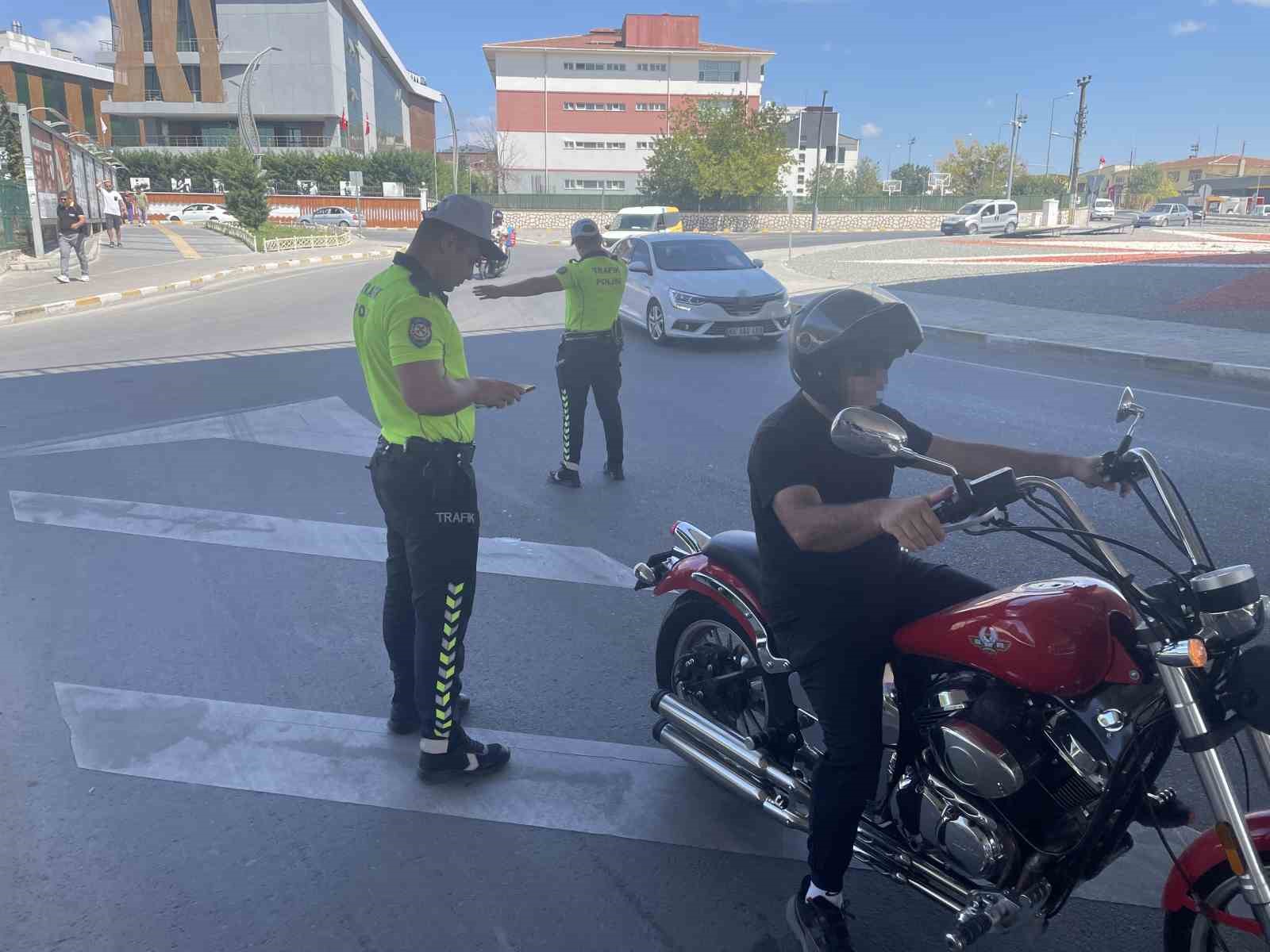 Kask takmayan 4 sürücüye: 3 bin 972 lira ceza