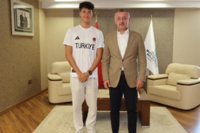 Başkan Büyükakın, İzmitli şampiyonu kutladı