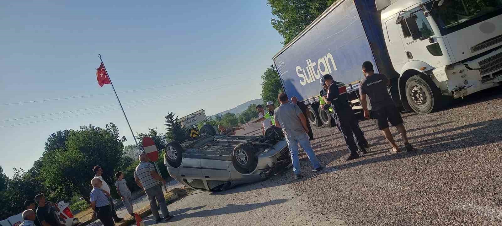 Kamyonla çarpışan otomobil takla attı: 1’i çocuk 5 yaralı