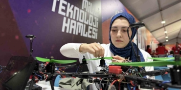 Genç mühendislerden Milli teknoloji vizyonu: Sürü İHA’larla gövde gösterisi