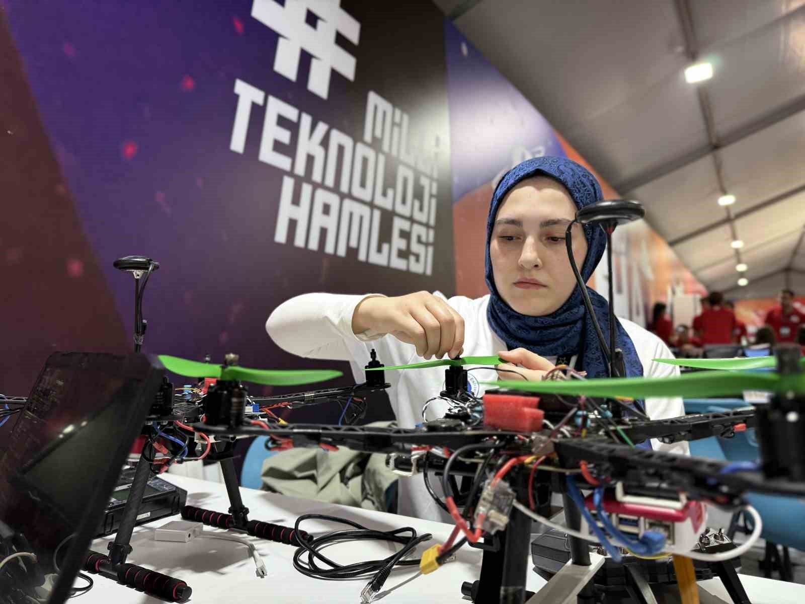 Genç mühendislerden Milli teknoloji vizyonu: Sürü İHA’larla gövde gösterisi