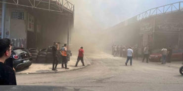 Sanayi sitesinde iş yeri yangını: Siyah dumanlar gökyüzünü kapladı