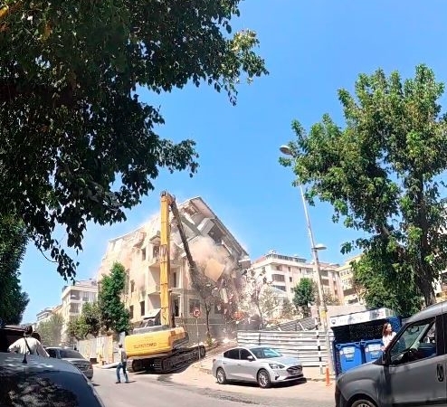 Avcılar’da kentsel dönüşüm nedeniyle yıkılan bina çöktü