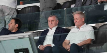 Bakan Bak, Başakşehir - Universitatea Craiova maçını tribünden takip etti