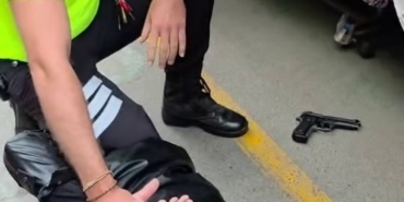 Yaz ortasında montu şüphe uyandırdı, üzerinden kurusıkı tabanca çıktı