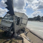 Arnavutköy’de freni patlayan kamyonet önce reklam panolarına sonra trafik ışığına çarptı: 1 yaralı