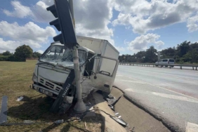 Arnavutköy’de freni patlayan kamyonet önce reklam panolarına sonra trafik ışığına çarptı: 1 yaralı