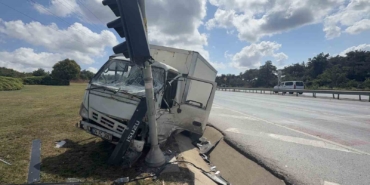 Arnavutköy’de freni patlayan kamyonet önce reklam panolarına sonra trafik ışığına çarptı: 1 yaralı