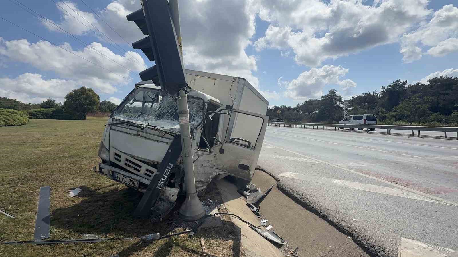 Arnavutköy’de freni patlayan kamyonet önce reklam panolarına sonra trafik ışığına çarptı: 1 yaralı