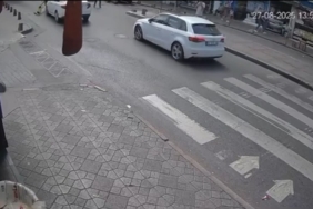 Beyoğlu’nda otomobilin dede ve torununa çarptığı kaza kamerada