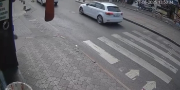 Beyoğlu’nda otomobilin dede ve torununa çarptığı kaza kamerada