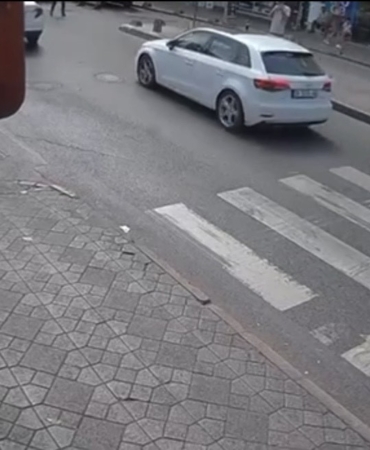Beyoğlu’nda otomobilin dede ve torununa çarptığı kaza kamerada