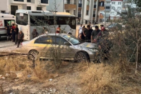 Minibüsle otomobil çarpıştı, yaya kaldırımındaki vatandaş yaralandı