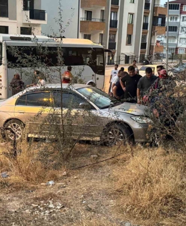 Minibüsle otomobil çarpıştı, yaya kaldırımındaki vatandaş yaralandı