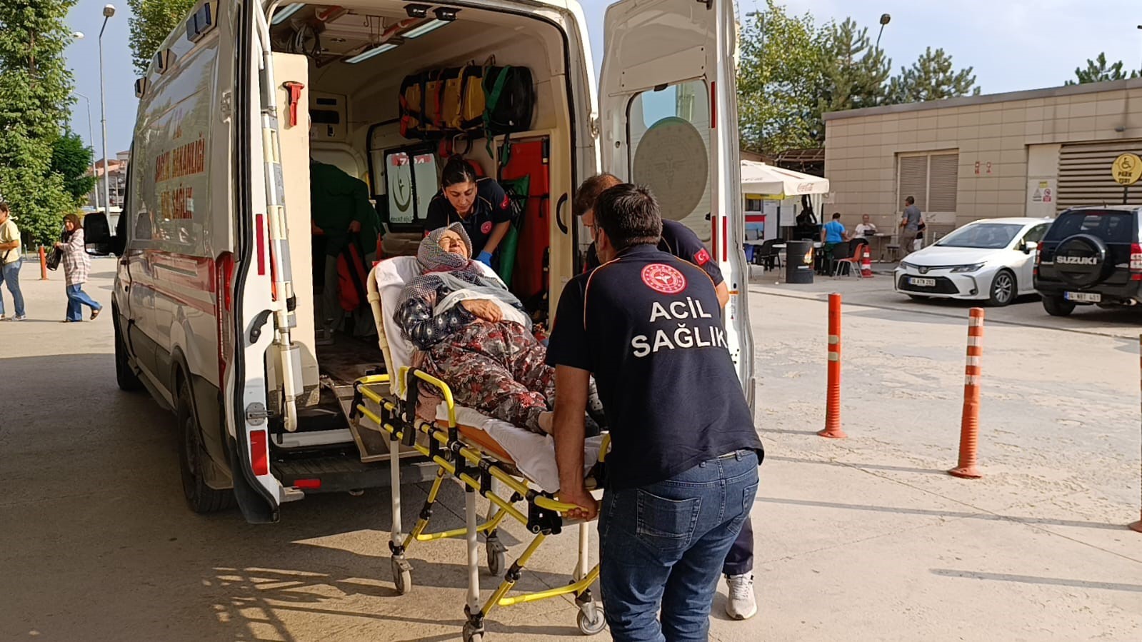 Otomobil kamyona çarptı: 4 yaralı