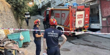 Beyoğlu’nda ağaç ve elektrik direği araçların üzerine devrildi