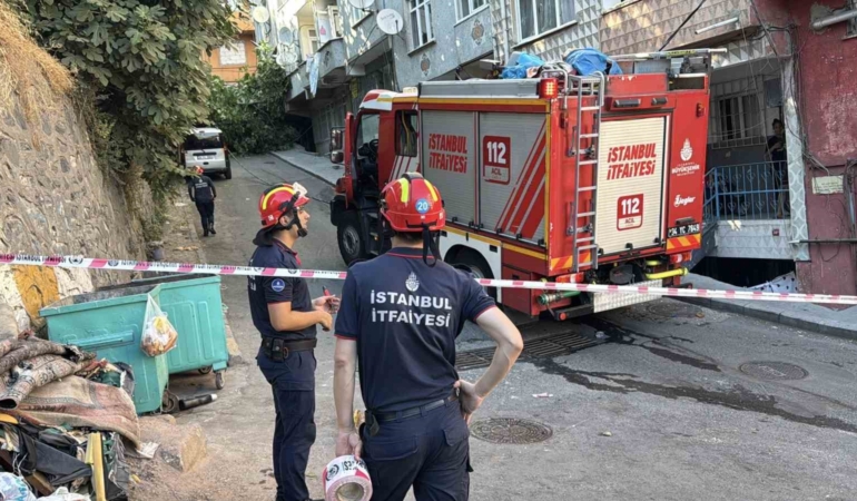 Beyoğlu’nda ağaç ve elektrik direği araçların üzerine devrildi