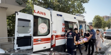 Avcılar’da cam silerken düşen kadın yaralandı