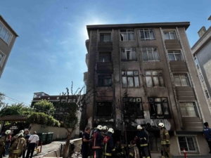 Fatih’te ilaç deposu alevlere teslim oldu