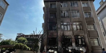 Fatih’te ilaç deposu alevlere teslim oldu