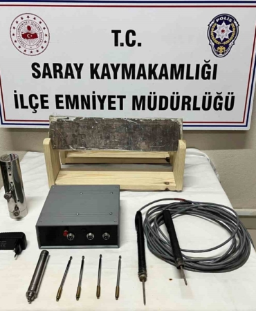 Defineciler, tarihi eser harita ile yakalandı