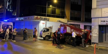 Kağıthane’de 5 katlı iş merkezinin çatısında yangın çıktı