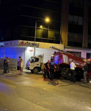 Kağıthane’de 5 katlı iş merkezinin çatısında yangın çıktı